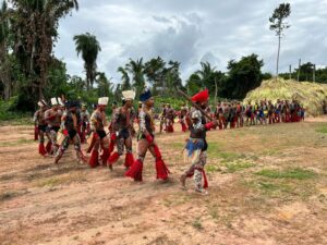 Avanilson Karajá e Hará Javaé prestigiam Hetohoky, maior ritual de passagem do povo Iny, na Aldeia São João, em Formoso do Araguaia