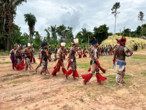 Avanilson Karajá e Hará Javaé prestigiam Hetohoky, maior ritual de passagem do povo Iny, na Aldeia São João, em Formoso do Araguaia