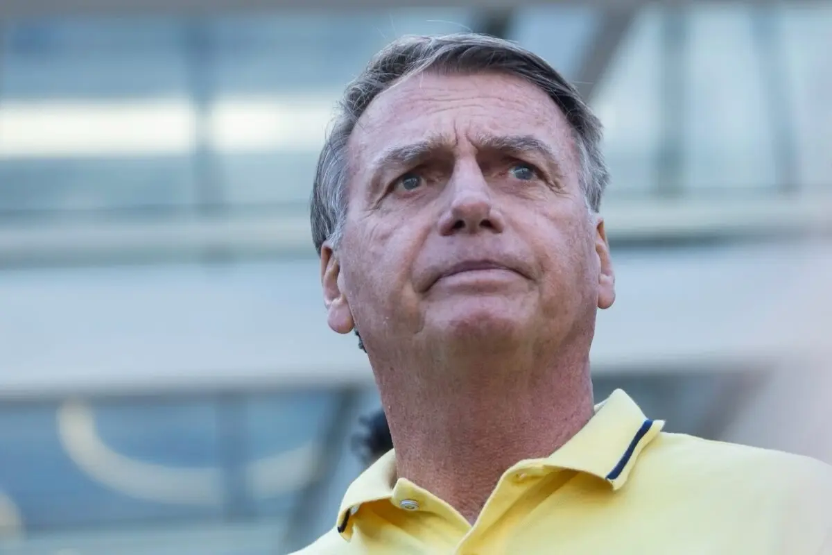 Bolsonaro recebe alta hospitalar e retorna à sede da Polícia Federal em Brasília