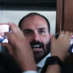 Polícia Federal determina retorno imediato de Eduardo Bolsonaro ao cargo de escrivão após cassação do mandato