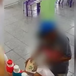 Homem furta potes de sorvete em sorveteria e foge de bicicleta em Porto Nacional; veja vídeo