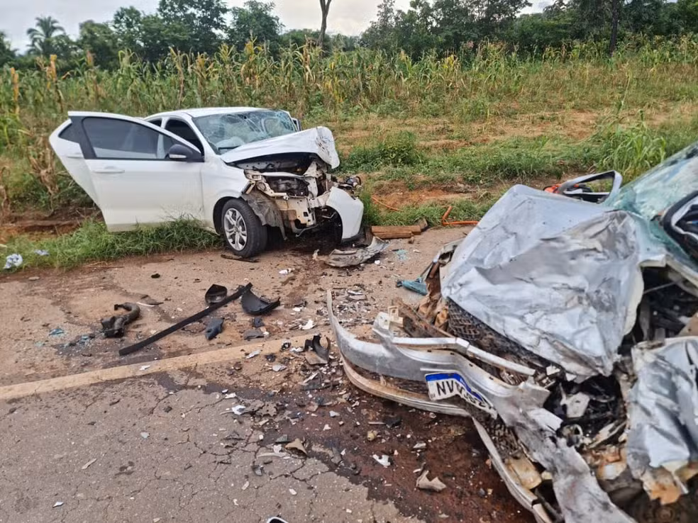Acidente entre dois carros deixa um morto e sete feridos na BR-153