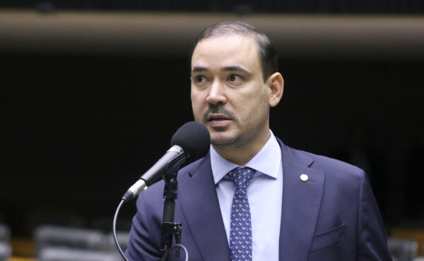 Vicentinho Júnior apresenta certidões negativas e pede análise da trajetória dos pré-candidatos