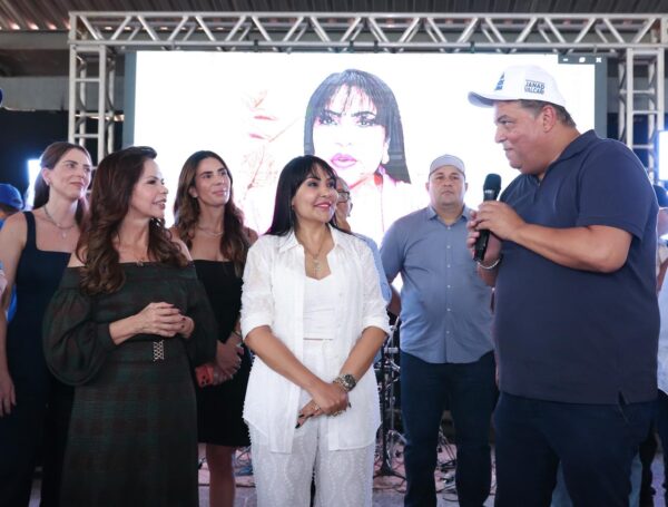 Eduardo Gomes participa de encontro motociclístico e celebra aniversário da deputada Janad Valcari em Palmas