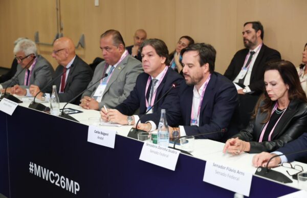 Vice-presidente do Senado, Eduardo Gomes participa do MWC Barcelona 2026 e acompanha debates globais sobre conectividade e inteligência artificial