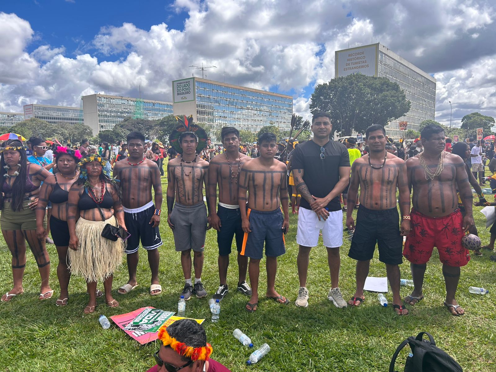 Marcha no Acampamento Terra Livre reúne milhares em Brasília e conta com participação de Avanilson Karajá