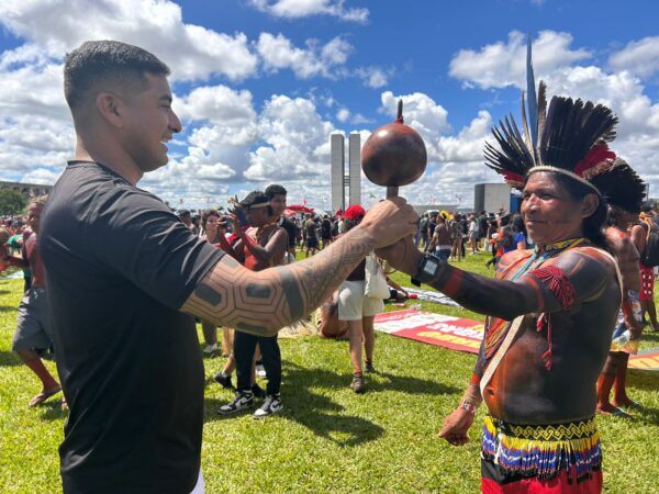 Marcha no Acampamento Terra Livre reúne milhares em Brasília e conta com participação de Avanilson Karajá