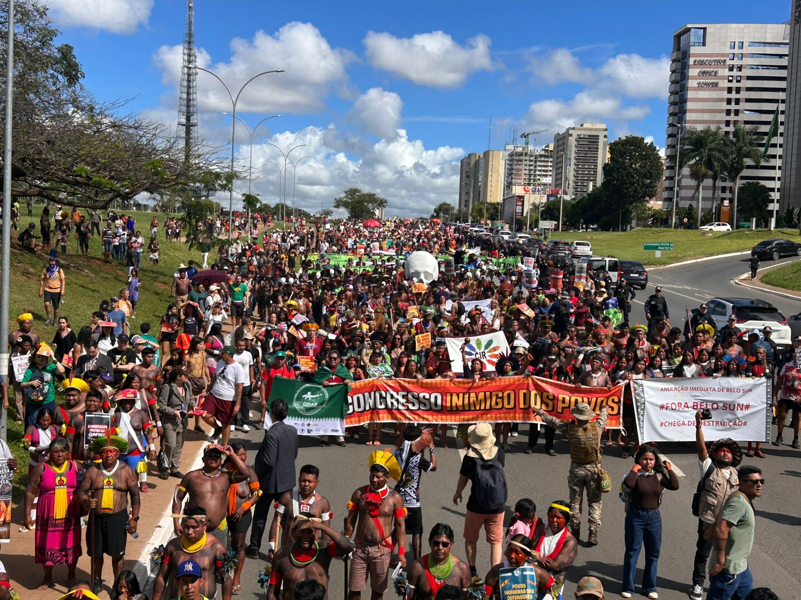 Marcha no Acampamento Terra Livre reúne milhares em Brasília e conta com participação de Avanilson Karajá