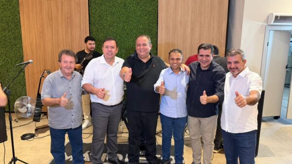 Senador Eduardo Gomes participa de jantar promovido por Dorinha e reforça articulação política com foco nas eleições no Tocantins