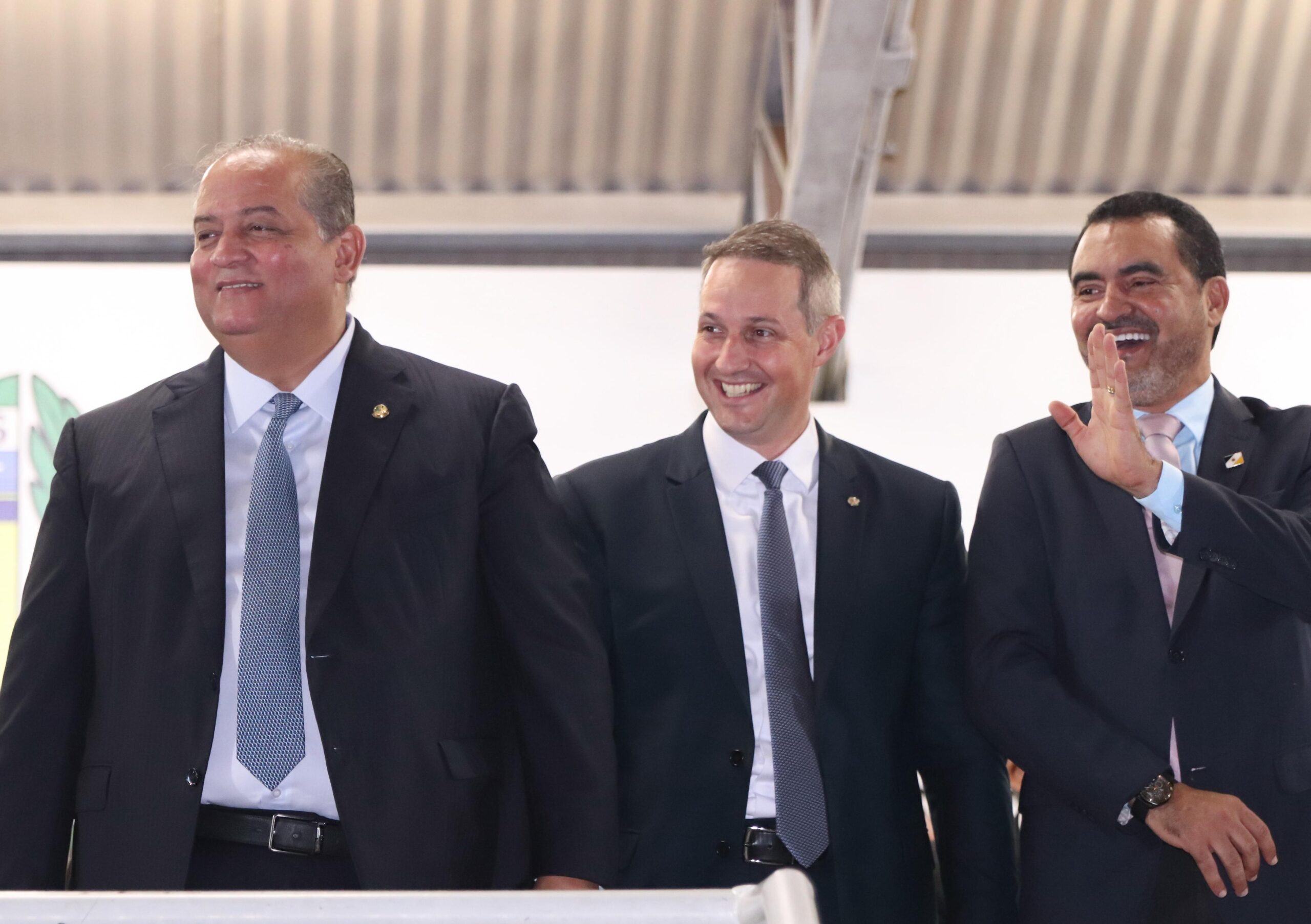 Eduardo Gomes recebe medalha da PM e destaca investimentos na segurança pública do Tocantins