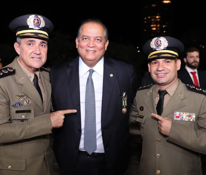 Eduardo Gomes recebe medalha da PM e destaca investimentos na segurança pública do Tocantins