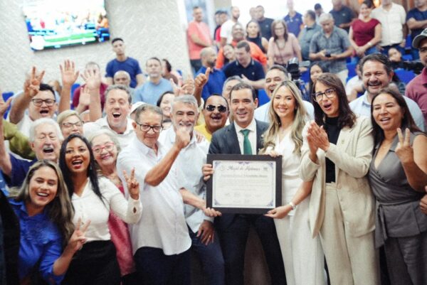 Câmara de Paraíso homenageia Vicentinho Júnior com Moção de Aplausos por atuação em favor do município