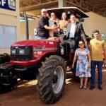 Compromisso cumprido: Nilton Franco participa da entrega de trator para associação rural de Pindorama