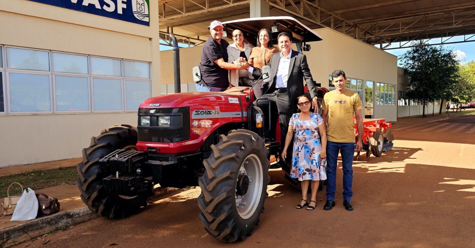 Compromisso cumprido: Nilton Franco participa da entrega de trator para associação rural de Pindorama