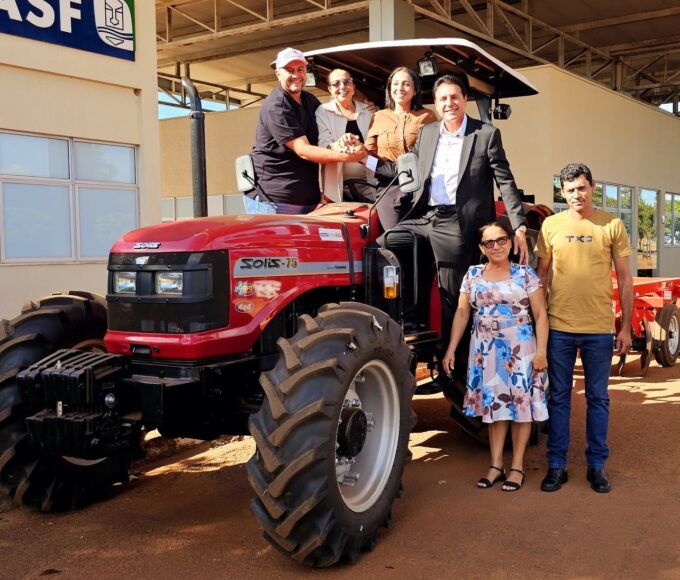 Compromisso cumprido: Nilton Franco participa da entrega de trator para associação rural de Pindorama