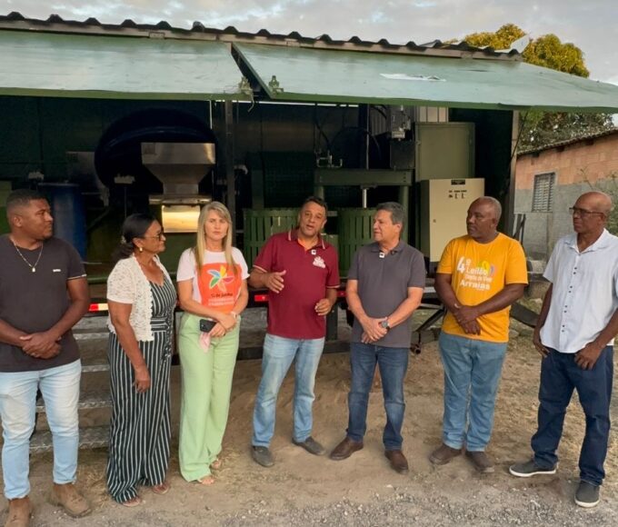 Osires Damaso acompanha entrega de casa de farinha móvel e reforça parceria com Arraias