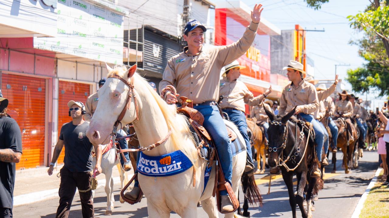 EM CASA: Deputado Federal Alexandre Guimarães participa da maior cavalgada do mundo em Araguaína