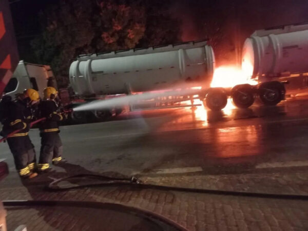 Bitrem carregado com gasolina pega fogo em Guaraí e mobiliza bombeiros para evitar explosão