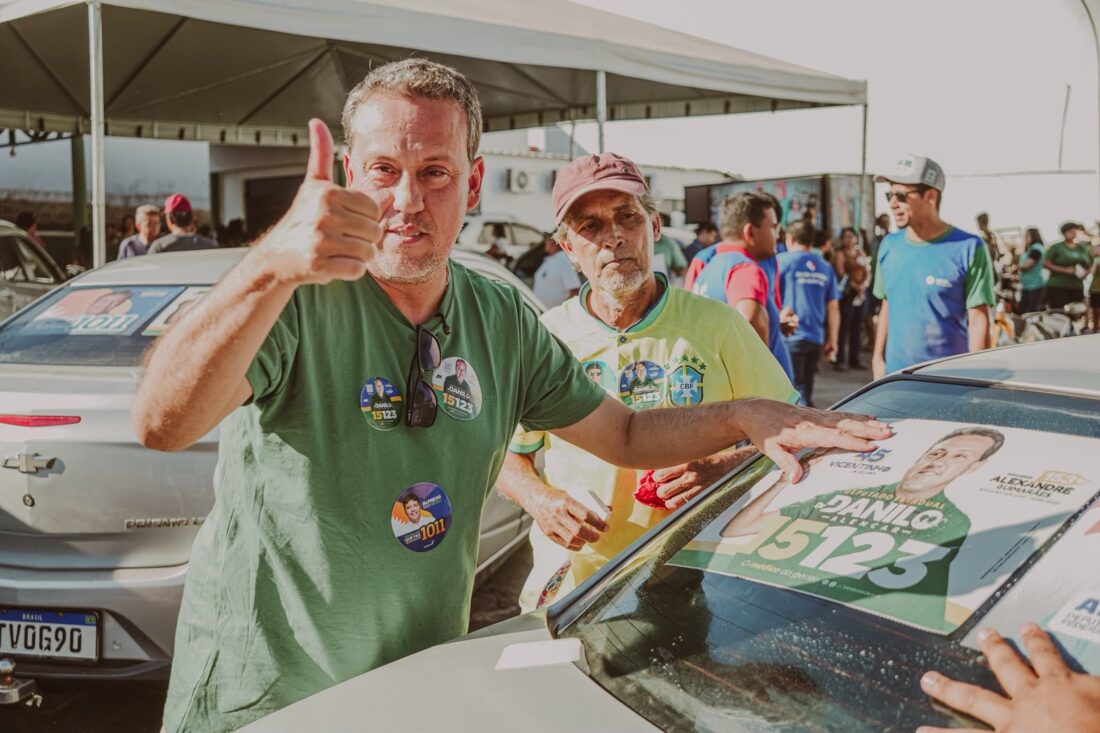 Campanha do deputado estadual Dr. Danilo Alencar ganha as ruas de Paraíso após mega adesivaço