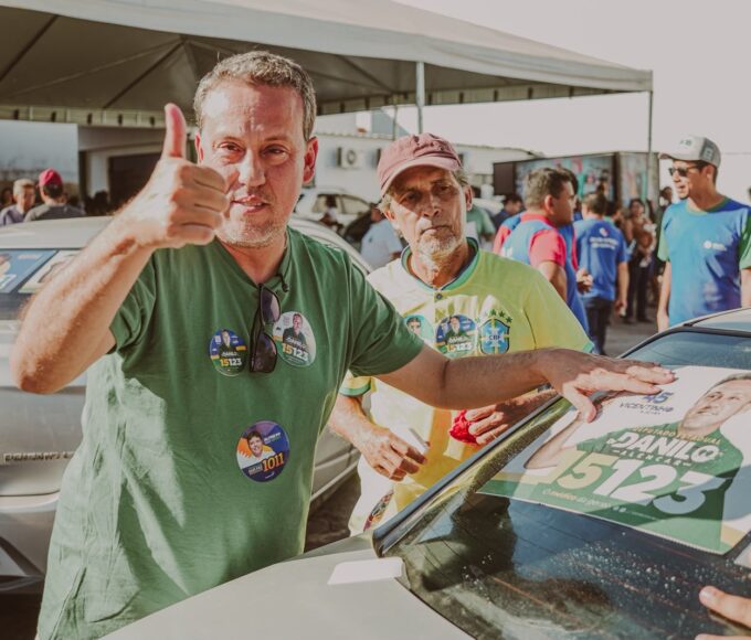 Campanha do deputado estadual Dr. Danilo Alencar ganha as ruas de Paraíso após mega adesivaço