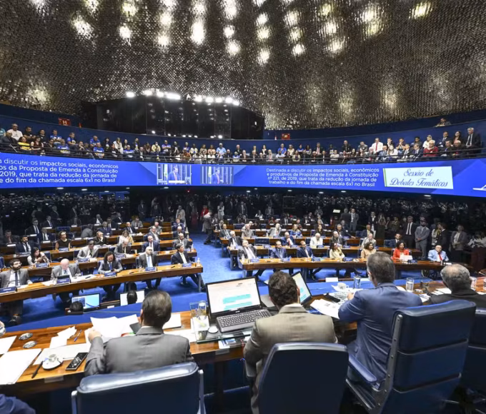 Senado aprova PEC que prevê fim da escala 6x1 e dois dias de descanso semanal