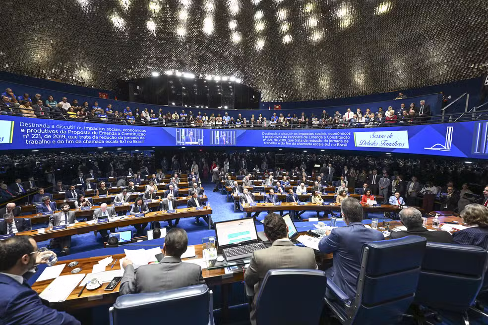 Senado aprova PEC que prevê fim da escala 6x1 e dois dias de descanso semanal