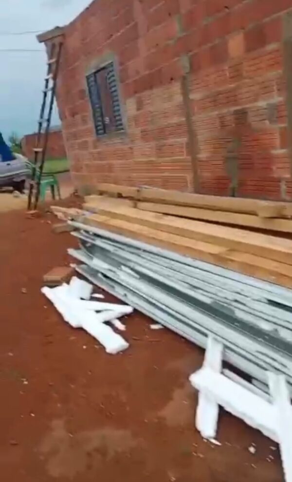 Mãe de três filhos pede ajuda após chuva com ventos fortes destruir móveis e danificar casa em Lagoa da Confusão