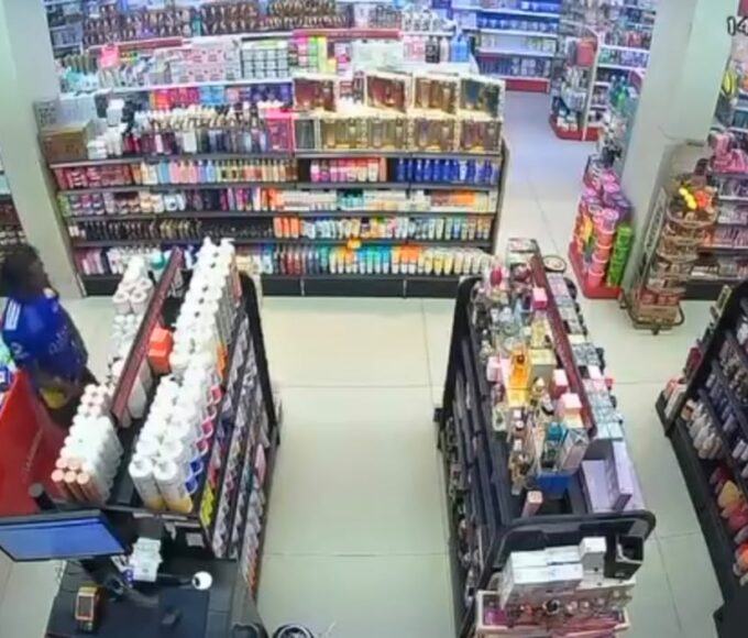 Câmeras de segurança flagram indivíduo furtando Drogaria Amorim em Lagoa da Confusão