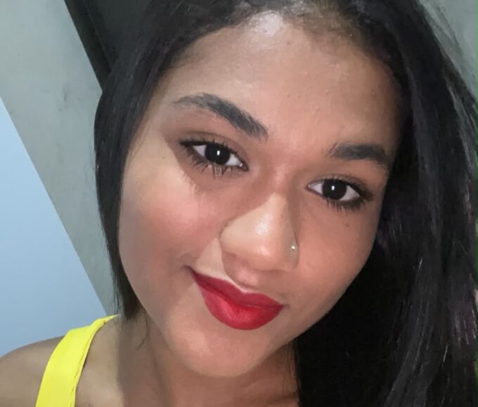 Jovem de 22 anos é baleada após troca de mensagens com suposto caminhoneiro; ex-companheiro é alvo de mandado de prisão